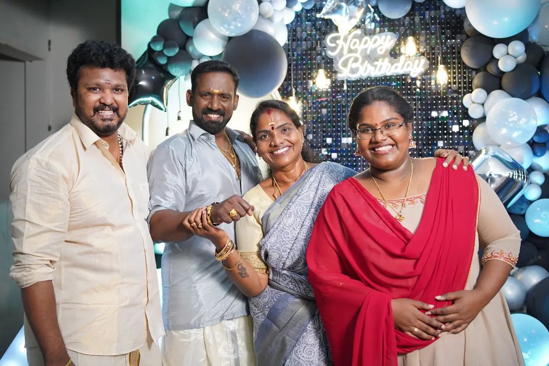 நடிகர் ரோபோ ஷங்கரின் 44வது பிறந்தநாள்.! ஆட்டம் பாட்டத்துடன் கோலாகலமாக நடந்த பிறந்தநாள் விழா.! 17