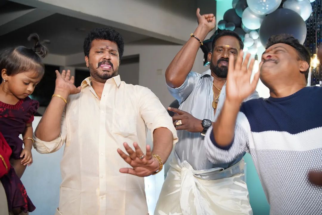 நடிகர் ரோபோ ஷங்கரின் 44வது பிறந்தநாள்.! ஆட்டம் பாட்டத்துடன் கோலாகலமாக நடந்த பிறந்தநாள் விழா.! 15