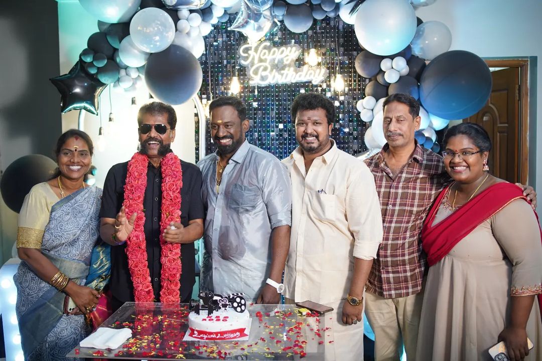 நடிகர் ரோபோ ஷங்கரின் 44வது பிறந்தநாள்.! ஆட்டம் பாட்டத்துடன் கோலாகலமாக நடந்த பிறந்தநாள் விழா.! 11
