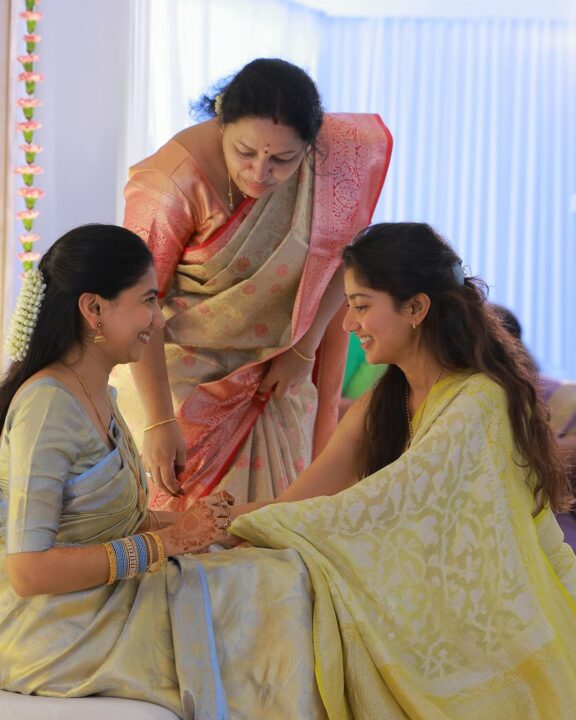பிரம்மாண்டமாக நடந்து முடித்த சாய் பல்லவி தங்கை நிச்சயதார்த்தம்.! அழகிய புகைப்படங்கள் மற்றும் வீடியோ இதோ.! 15