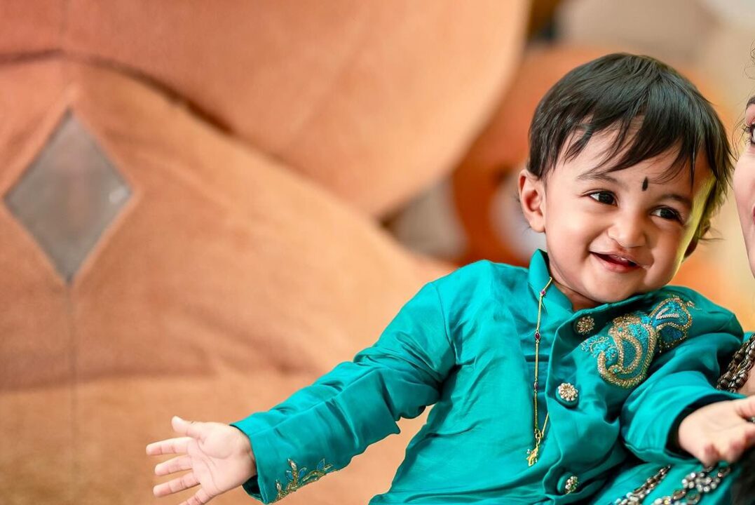 8 வருடங்களுக்கு பிறந்த மகன்.! முதல் பிறந்தநாளை கோலாகலமாக கொண்டாடிய செந்தில் ஸ்ரீஜா தம்பதிகள் 13