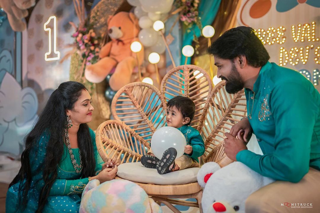 8 வருடங்களுக்கு பிறந்த மகன்.! முதல் பிறந்தநாளை கோலாகலமாக கொண்டாடிய செந்தில் ஸ்ரீஜா தம்பதிகள் 9