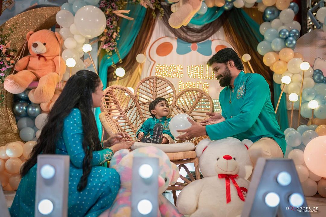 8 வருடங்களுக்கு பிறந்த மகன்.! முதல் பிறந்தநாளை கோலாகலமாக கொண்டாடிய செந்தில் ஸ்ரீஜா தம்பதிகள் 7