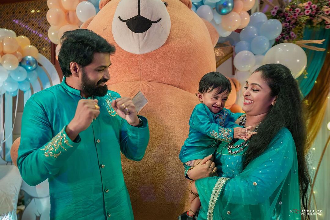 8 வருடங்களுக்கு பிறந்த மகன்.! முதல் பிறந்தநாளை கோலாகலமாக கொண்டாடிய செந்தில் ஸ்ரீஜா தம்பதிகள் 5