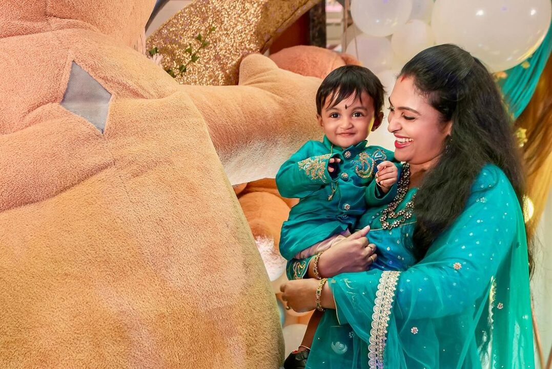 8 வருடங்களுக்கு பிறந்த மகன்.! முதல் பிறந்தநாளை கோலாகலமாக கொண்டாடிய செந்தில் ஸ்ரீஜா தம்பதிகள் 11