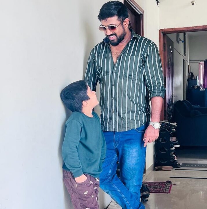 'சிறகடிக்க ஆசை' சீரியல் ரோகிணியின் கணவரை பார்த்து இருக்கீங்களா? முதல்முறையாக வெளிவந்த புகைப்படம்..! 5