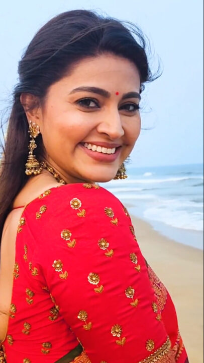 'புன்னகை இளவரசி' சினேகா வீட்டு பொங்கல் கொண்டாட்டம்..! சினேகா வெளியிட்ட அழகிய வீடியோ..! 11