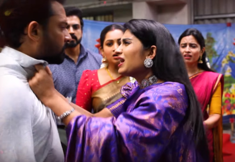 மேகனாவுக்கு தெரிய வந்த உண்மைகள்.! தமிழின் சட்டையை பிடித்து சண்டை போடும் மோகனா.! ப்ரோமோ உள்ளே 3