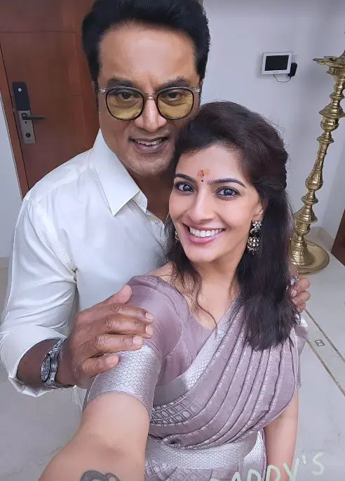 தந்தை சரத்குமார் மற்றும் சித்தி ராதிகா குடும்பத்துடன் பொங்கலை கொண்டாடிய வரலக்ஷ்மி.! வீடியோ உள்ளே.! 15