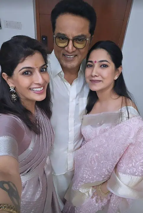 தந்தை சரத்குமார் மற்றும் சித்தி ராதிகா குடும்பத்துடன் பொங்கலை கொண்டாடிய வரலக்ஷ்மி.! வீடியோ உள்ளே.! 13