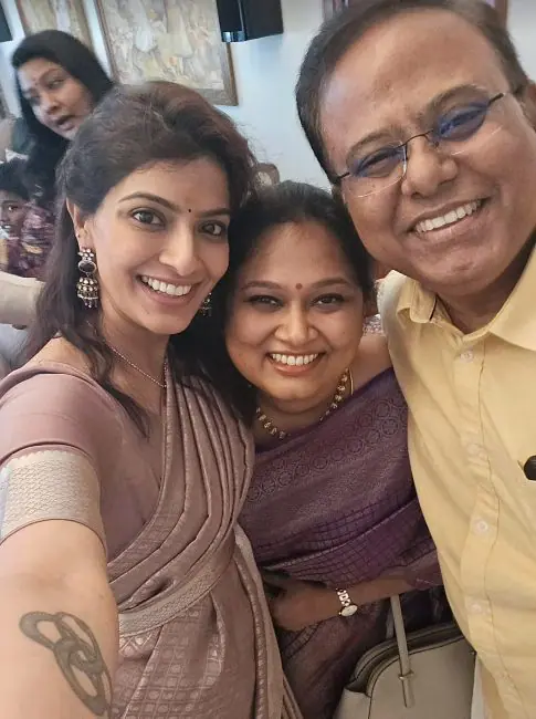 தந்தை சரத்குமார் மற்றும் சித்தி ராதிகா குடும்பத்துடன் பொங்கலை கொண்டாடிய வரலக்ஷ்மி.! வீடியோ உள்ளே.! 9