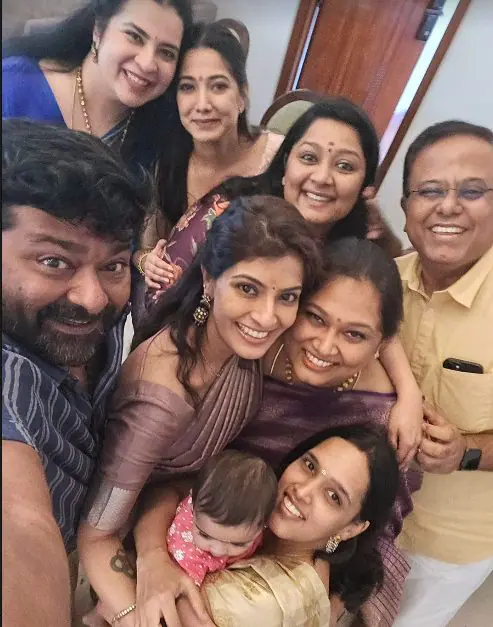 தந்தை சரத்குமார் மற்றும் சித்தி ராதிகா குடும்பத்துடன் பொங்கலை கொண்டாடிய வரலக்ஷ்மி.! வீடியோ உள்ளே.! 7