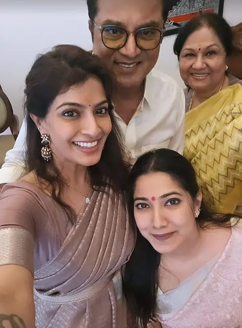 தந்தை சரத்குமார் மற்றும் சித்தி ராதிகா குடும்பத்துடன் பொங்கலை கொண்டாடிய வரலக்ஷ்மி.! வீடியோ உள்ளே.! 3