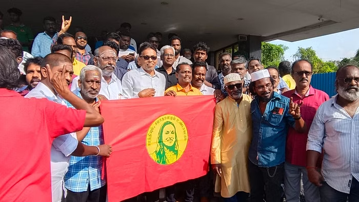 ரஜினியின் மூத்த மகளுக்கு கொடியை அறிமுகம் செய்த திருச்சி ரசிகர்கள்.! என்ன காரணம் தெரியுமா? 3