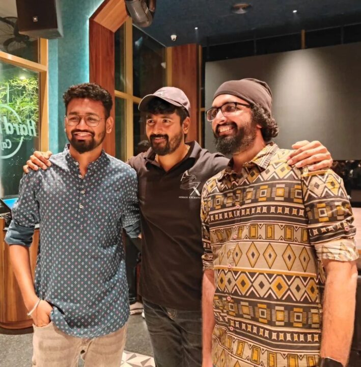 'அயலான்' படத்தின் வெற்றியை கேக் வெட்டி கொண்டாடிய சிவகார்த்திகேயன் மற்றும் படக்குழுவினர்.! 3