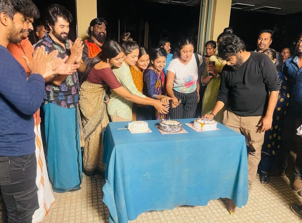 எதிர்நீச்சல் தொடங்கி இரண்டு ஆண்டுகள் நிறைவு.! கேக் வெட்டி கொண்டாடிய சீரியல் குழுவினர்.! வீடியோ இதோ.! 7