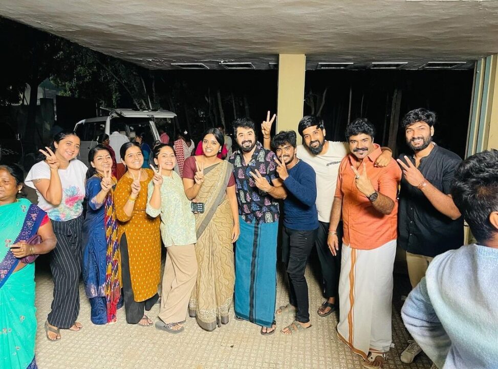 எதிர்நீச்சல் தொடங்கி இரண்டு ஆண்டுகள் நிறைவு.! கேக் வெட்டி கொண்டாடிய சீரியல் குழுவினர்.! வீடியோ இதோ.! 5