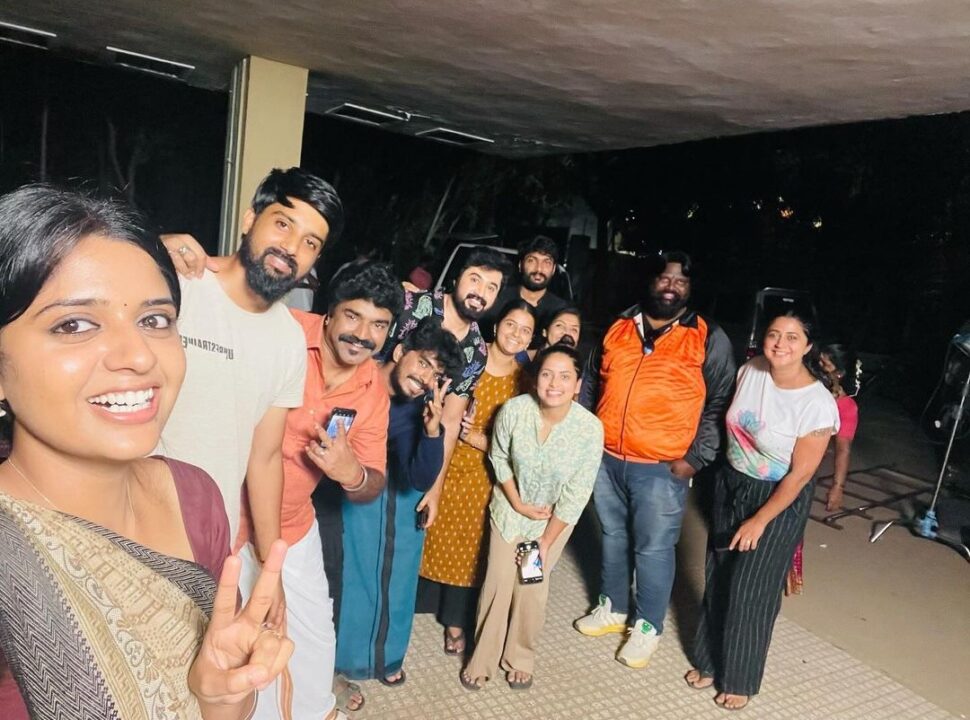 எதிர்நீச்சல் தொடங்கி இரண்டு ஆண்டுகள் நிறைவு.! கேக் வெட்டி கொண்டாடிய சீரியல் குழுவினர்.! வீடியோ இதோ.! 3