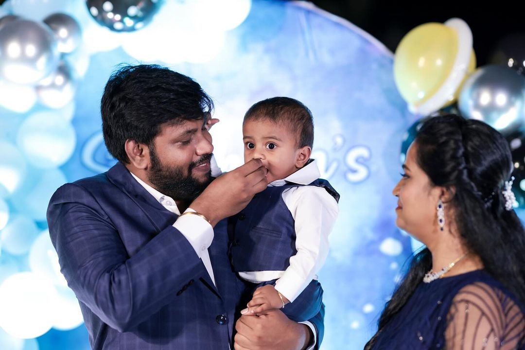 'பரிதாபங்கள்' சுதாகர் மகன் செழியனின் முதல் பிறந்தநாள்.! கோலாகலமாக கொண்டாடிய சுதாகர்.! 5