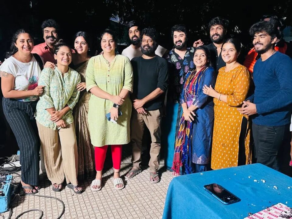 'எதிர்நீச்சல்' சீரியல் இயக்குனர் திருச்செல்வத்தின் பிறந்தநாள்.! கேக் வெட்டி கொண்டாடிய சீரியல் குழுவினர்.! 9