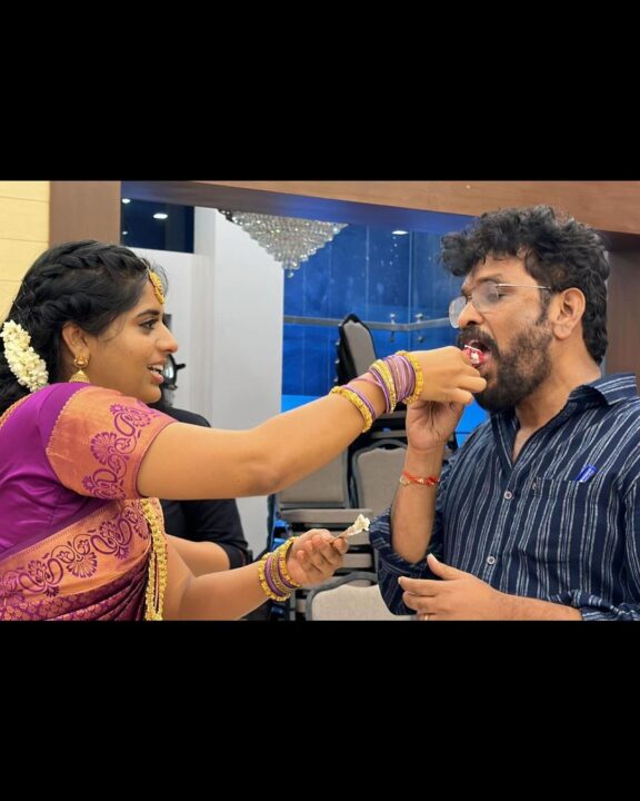'எதிர்நீச்சல்' சீரியல் இயக்குனர் திருச்செல்வத்தின் பிறந்தநாள்.! கேக் வெட்டி கொண்டாடிய சீரியல் குழுவினர்.! 5