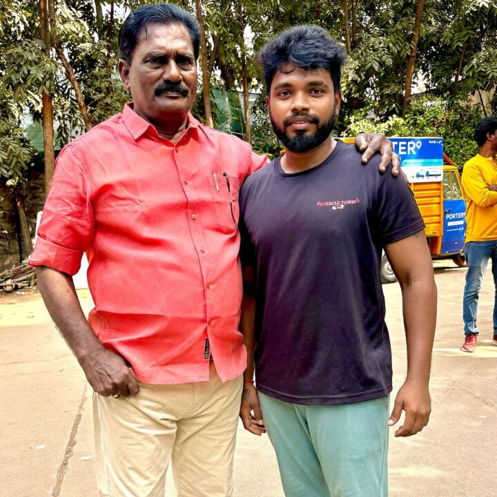 வேலராமமூர்த்திக்கு பிறந்தநாள்..! மாலை, மரியாதை செய்து கேக் வெட்டி கொண்டாடிய சீரியல் குழுவினர்...! 13