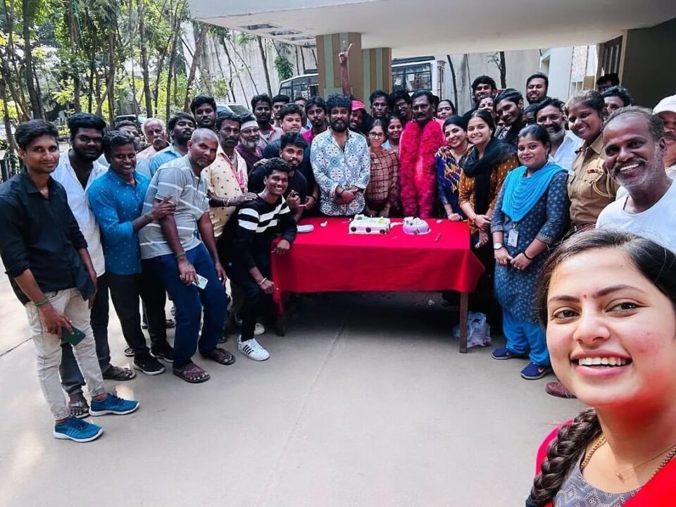 வேலராமமூர்த்திக்கு பிறந்தநாள்..! மாலை, மரியாதை செய்து கேக் வெட்டி கொண்டாடிய சீரியல் குழுவினர்...! 3
