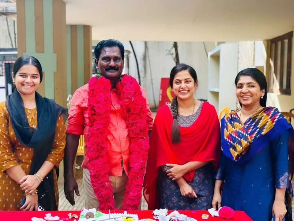 வேலராமமூர்த்திக்கு பிறந்தநாள்..! மாலை, மரியாதை செய்து கேக் வெட்டி கொண்டாடிய சீரியல் குழுவினர்...! 5