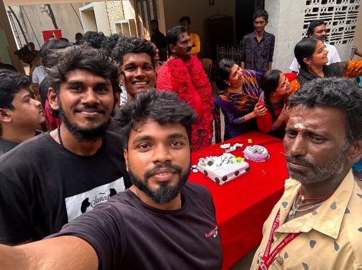 வேலராமமூர்த்திக்கு பிறந்தநாள்..! மாலை, மரியாதை செய்து கேக் வெட்டி கொண்டாடிய சீரியல் குழுவினர்...! 11