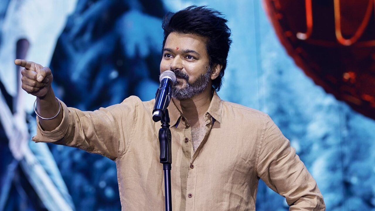 அரசியல் அறிவிப்புக்குப் பின்னர் முதல் முறையாக ரசிகர்களை சந்தித்த நடிகர் விஜய்.! அதிர்ந்த புதுச்சேரி.! 3