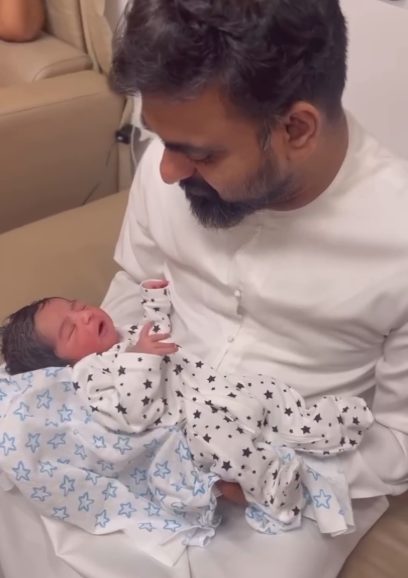 மகனின் முதல் பிறந்தாள்..! முதல் முறையாக மகனின் முகத்தை காட்டிய பூர்ணா..! 11