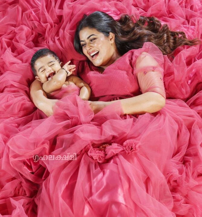 மகனின் முதல் பிறந்தாள்..! முதல் முறையாக மகனின் முகத்தை காட்டிய பூர்ணா..! 7