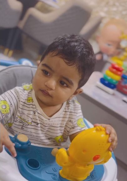 மகனின் முதல் பிறந்தாள்..! முதல் முறையாக மகனின் முகத்தை காட்டிய பூர்ணா..! 19