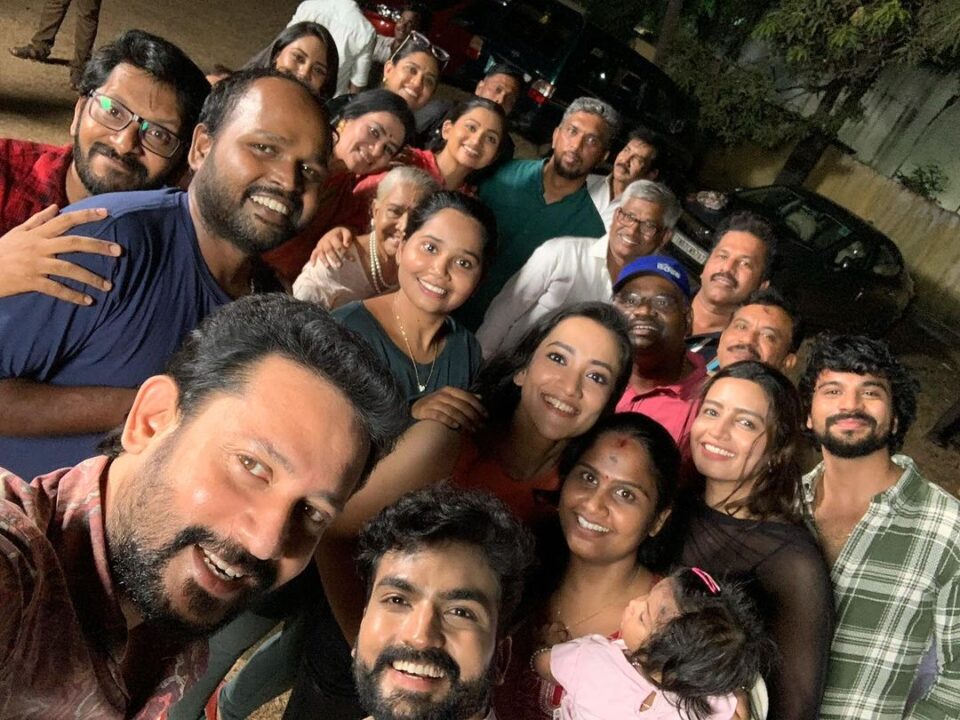 முடிவுக்கு வந்த 3 வருட பயணம்.! கடைசி நாள் ஷூட்டிங்கில் கேக் வெட்டி பிரிந்த நண்பர்கள்.! வீடியோ இதோ 3