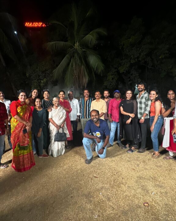 முடிவுக்கு வந்த 3 வருட பயணம்.! கடைசி நாள் ஷூட்டிங்கில் கேக் வெட்டி பிரிந்த நண்பர்கள்.! வீடியோ இதோ 5