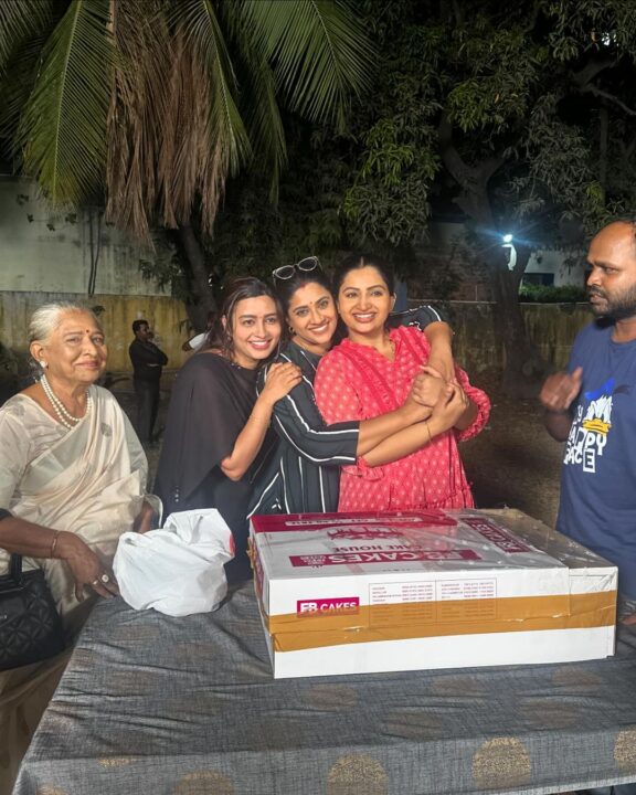 முடிவுக்கு வந்த 3 வருட பயணம்.! கடைசி நாள் ஷூட்டிங்கில் கேக் வெட்டி பிரிந்த நண்பர்கள்.! வீடியோ இதோ 7