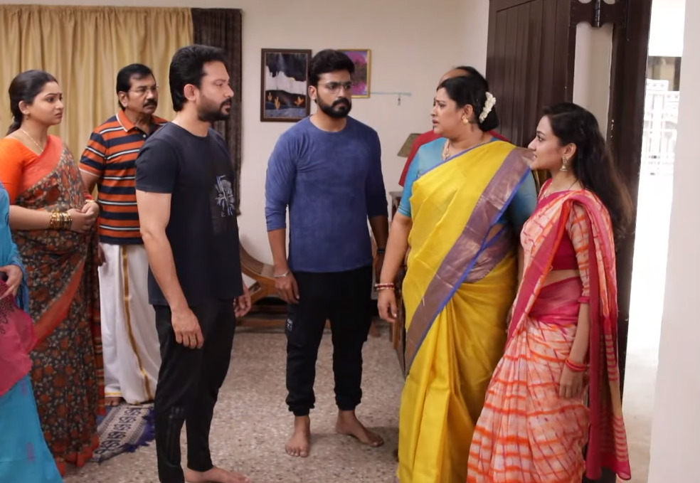 "உனக்கு நல்ல படியா குழந்தை பிறக்காது" தமிழ் - சரஸ்வதிக்கு சாபம் விட்ட ராகிணி.! ப்ரோமோ இதோ.! 2 "உனக்கு நல்ல படியா குழந்தை பிறக்காது" தமிழ் - சரஸ்வதிக்கு சாபம் விட்ட ராகிணி.! ப்ரோமோ இதோ.! 1