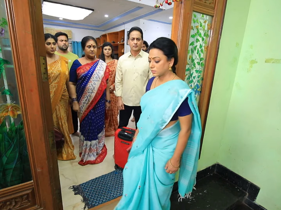 கோபியுடன் வீட்டை விட்டு வெளியேறிய ஈஸ்வரி.! செம்ம நோஸ் கட் கொடுத்து அனுப்பிவிட்ட பாக்யா.! 3