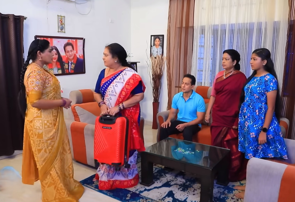 கோபி முன்பு செம்ம ட்ராமா பண்ணும் ஈஸ்வரி.! வாயை பிளந்து பார்க்கும் ராதிகா.! ப்ரோமோ இதோ.! 3