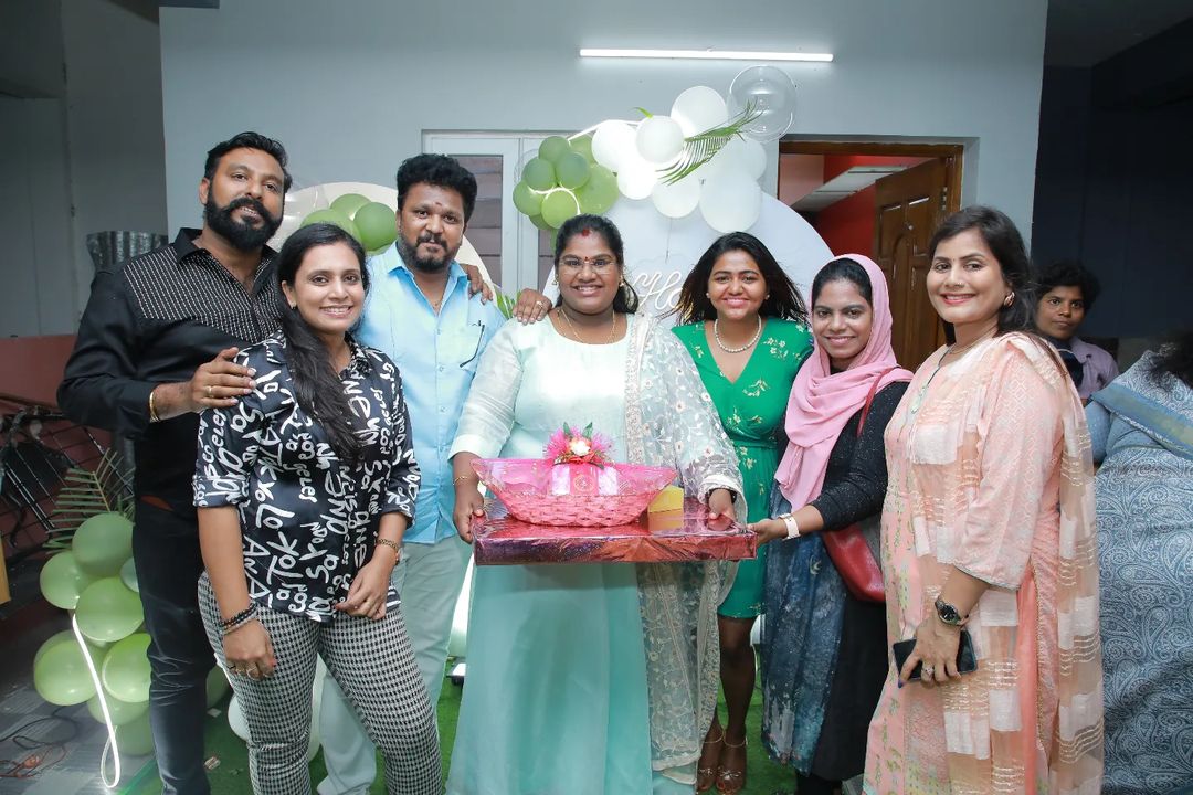 திருமணத்திற்கு பிறகு வந்த முதல் பிறந்தநாள்.! இந்திரஜா கணவர் கொடுத்த சர்ப்ரைஸ்.! வீடியோ இதோ.! 11
