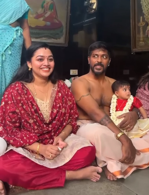 தனது மகள் யுகாவுக்கு முதல் முறையாக உணவு கொடுத்த காயத்ரி - யுவராஜ் தம்பதிகள்.! (வீடியோ) 3