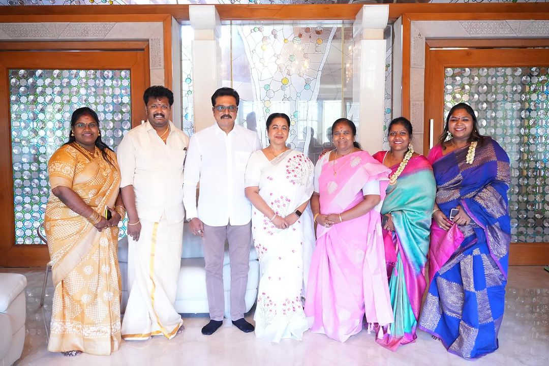 புதிதாக திருமணம் முடித்த ரோபோ ஷங்கர் மகளை அழைத்து விருந்து வைத்த ராதிகா - சரத்குமார் தம்பதி.! 9