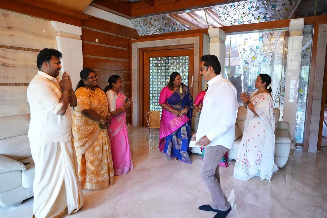 புதிதாக திருமணம் முடித்த ரோபோ ஷங்கர் மகளை அழைத்து விருந்து வைத்த ராதிகா - சரத்குமார் தம்பதி.! 3