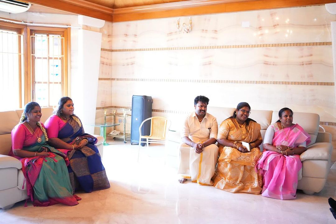 புதிதாக திருமணம் முடித்த ரோபோ ஷங்கர் மகளை அழைத்து விருந்து வைத்த ராதிகா - சரத்குமார் தம்பதி.! 5