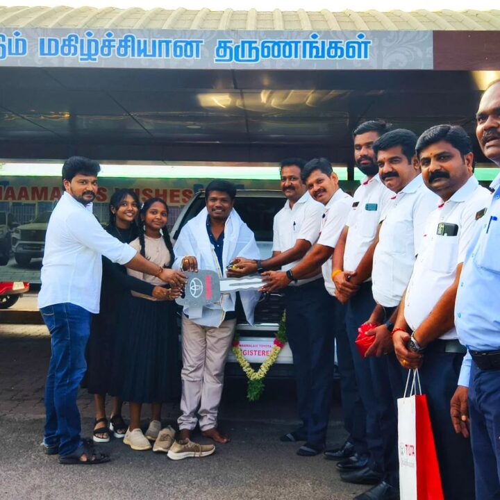 மகள்களுடன் சென்று உயர் ரக காரை வாங்கிய மதுரை முத்து.! வீடியோ மற்றும் புகைப்படங்கள் இதோ.! 5