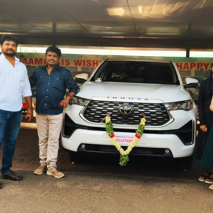 மகள்களுடன் சென்று உயர் ரக காரை வாங்கிய மதுரை முத்து.! வீடியோ மற்றும் புகைப்படங்கள் இதோ.! 3