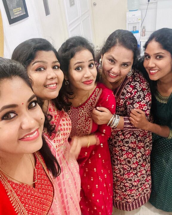 8 ஆண்டுகளுக்குப் பின்னர் சந்தித்துக் கொண்ட ‘நாதஸ்வரம்’ சீரியல் நடிகைகள்.! புகைப்படம் இதோ.! 3