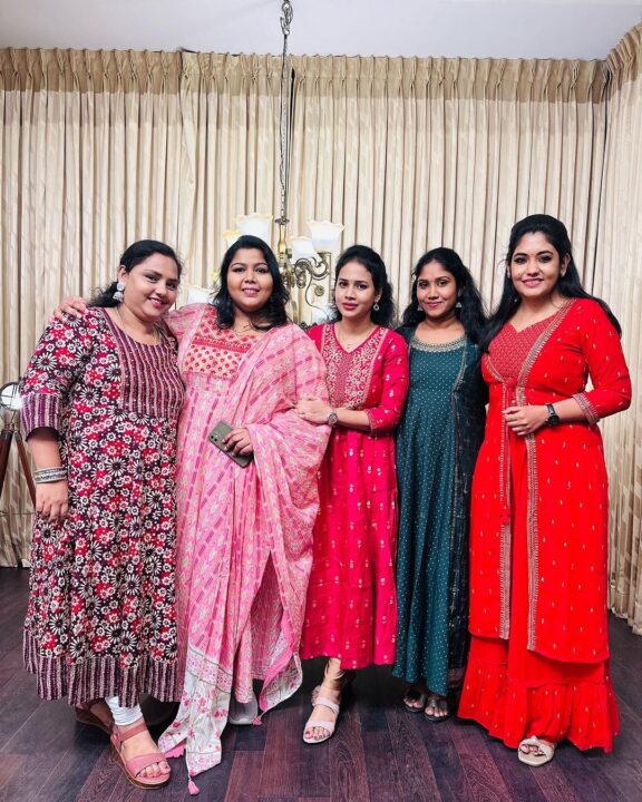8 ஆண்டுகளுக்குப் பின்னர் சந்தித்துக் கொண்ட ‘நாதஸ்வரம்’ சீரியல் நடிகைகள்.! புகைப்படம் இதோ.! 5