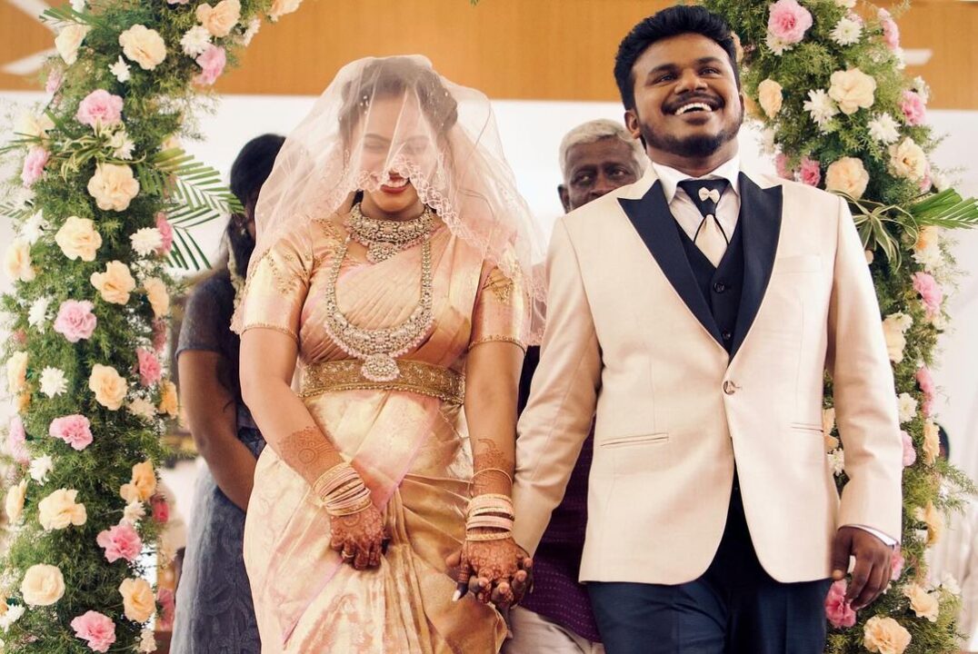 சத்தமில்லாமல் திருமணத்தை முடித்த 'சைரன்' பட இயக்குனர்.! நேரில் வந்து வாழ்த்திய திரைப் பிரபலங்கள்.! 3