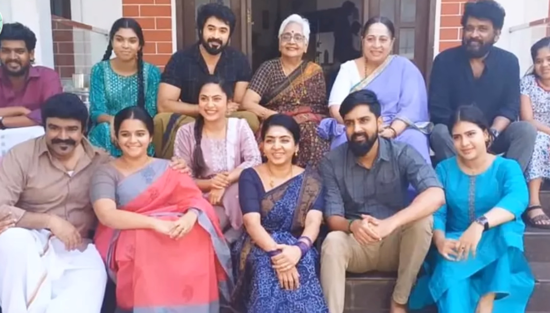 முடிவுக்கு வந்த 'எதிர்நீச்சல்' சீரியல்.! கடைசி நாள் ஷூட்டிங் ஸ்பாட்டில் இருந்து வெளியான புகைப்படங்கள்.! 15